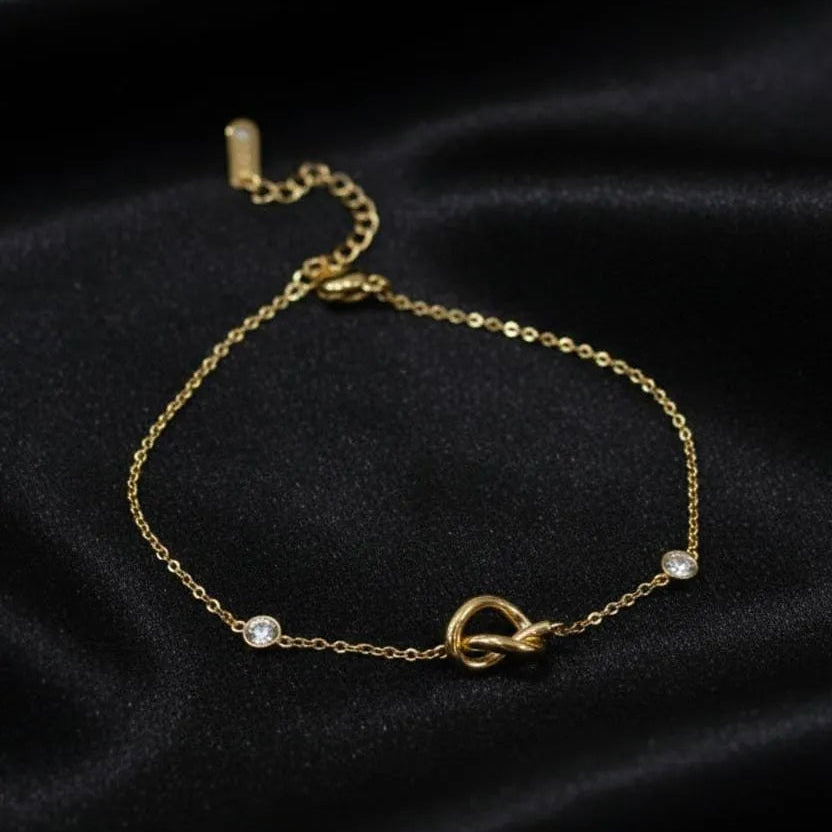 Gold Plated Chain Bracelet Featuring A Knot Motif