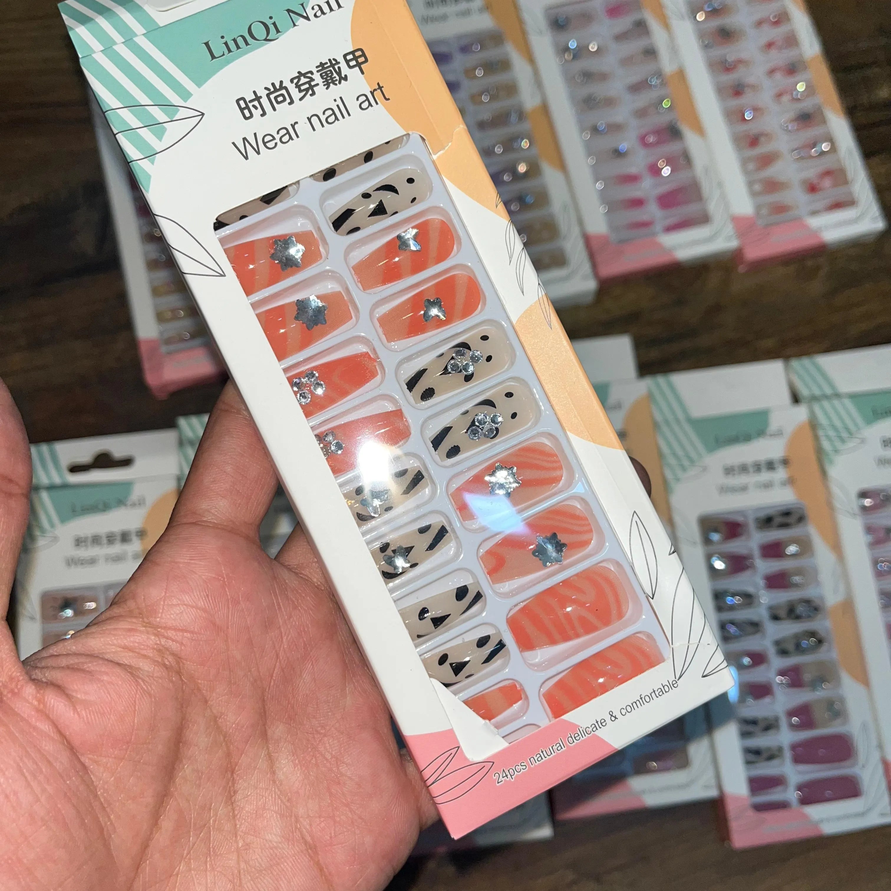 Linqi Artifical Nails With Free Stickers (24Pcs)