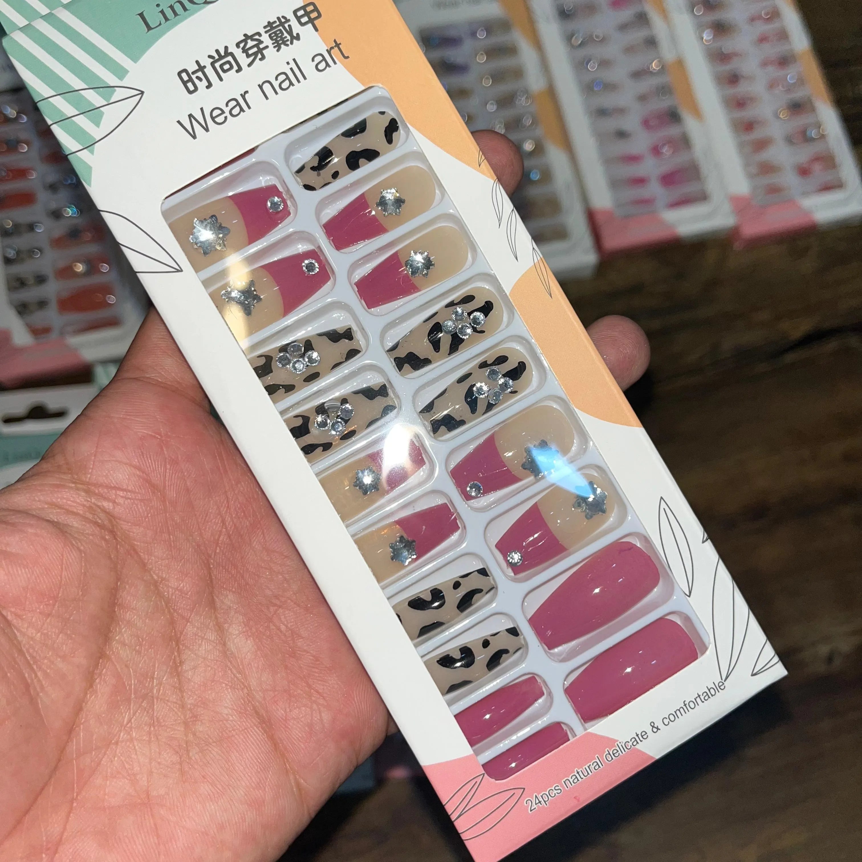 Linqi Artifical Nails With Free Stickers (24Pcs)