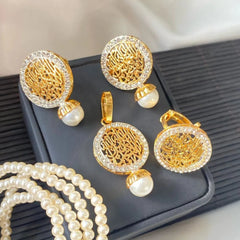 Kalma E Tayyaba pendant set with earrings and a pearl chain