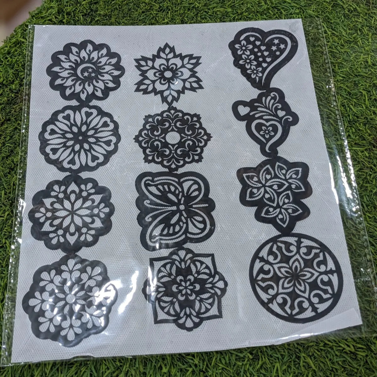 Round Sticker Mehndi – Palm Design