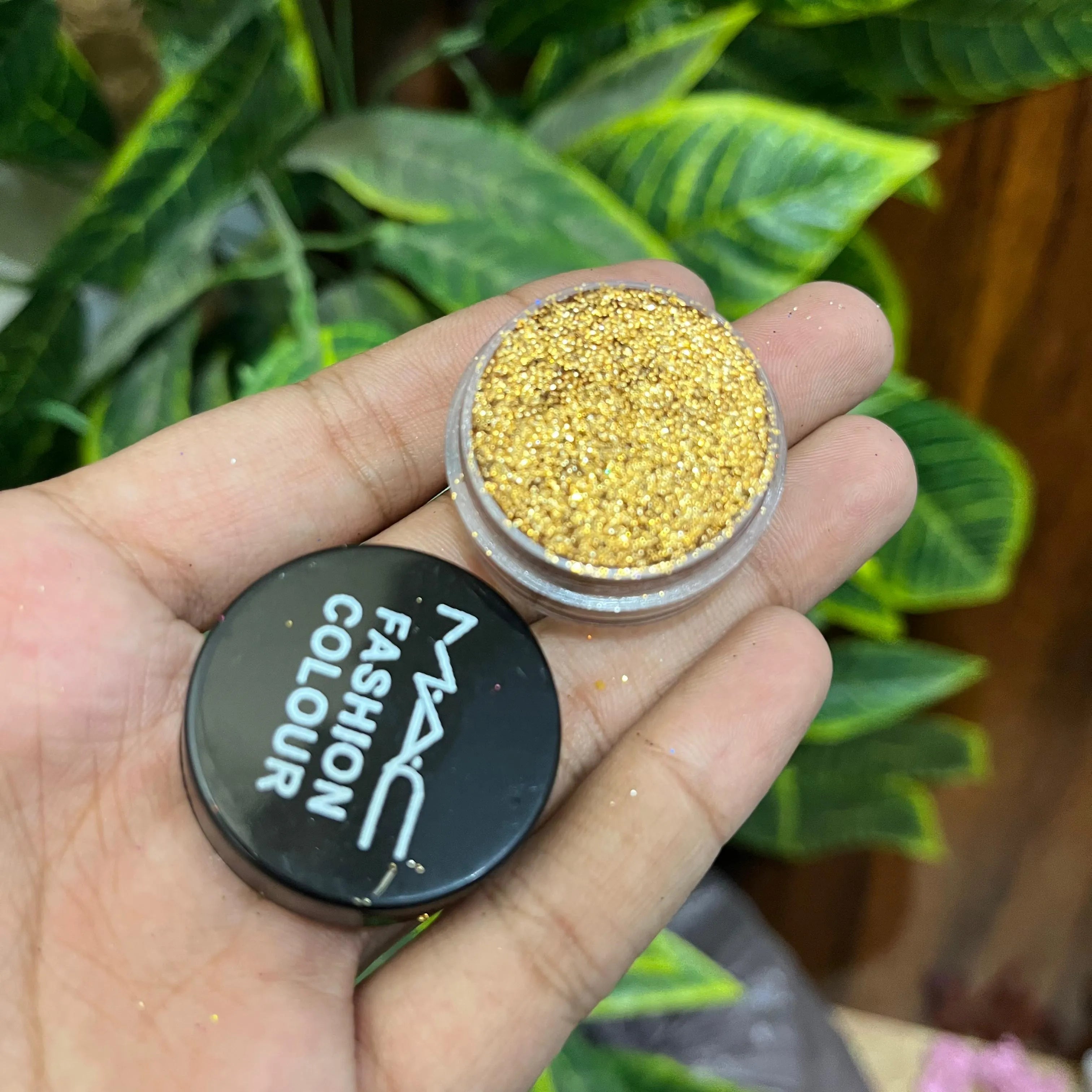 MAC Glitter Eyeshadow – Dazzling Sparkle & Intense Pigmentation