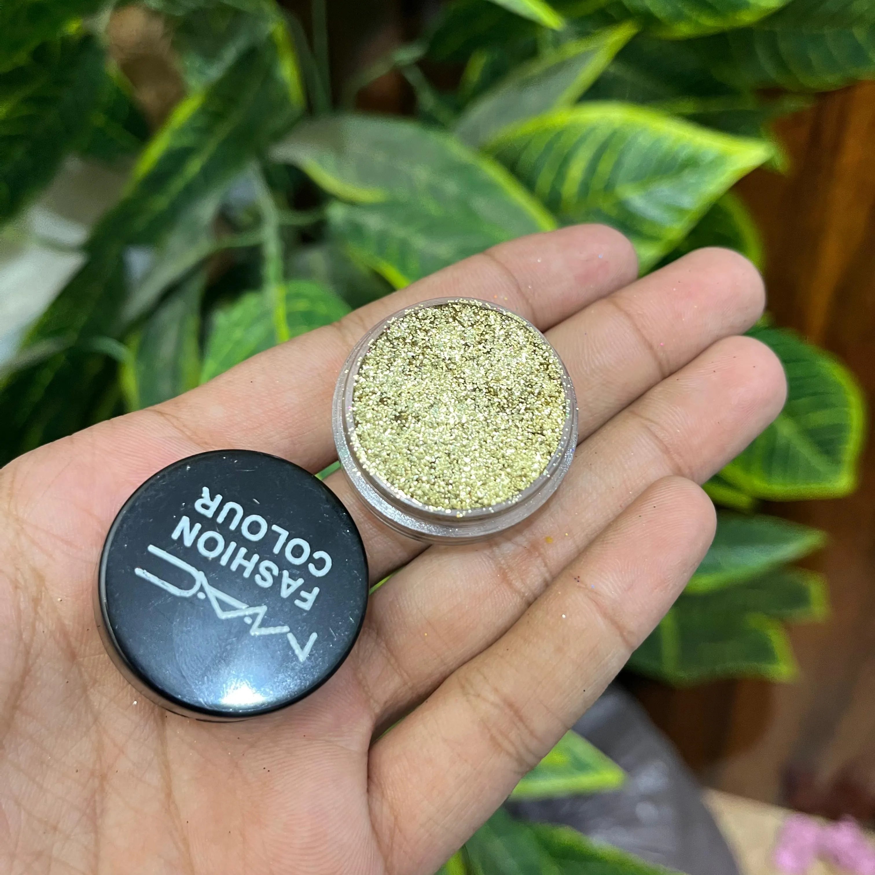 MAC Glitter Eyeshadow – Dazzling Sparkle & Intense Pigmentation