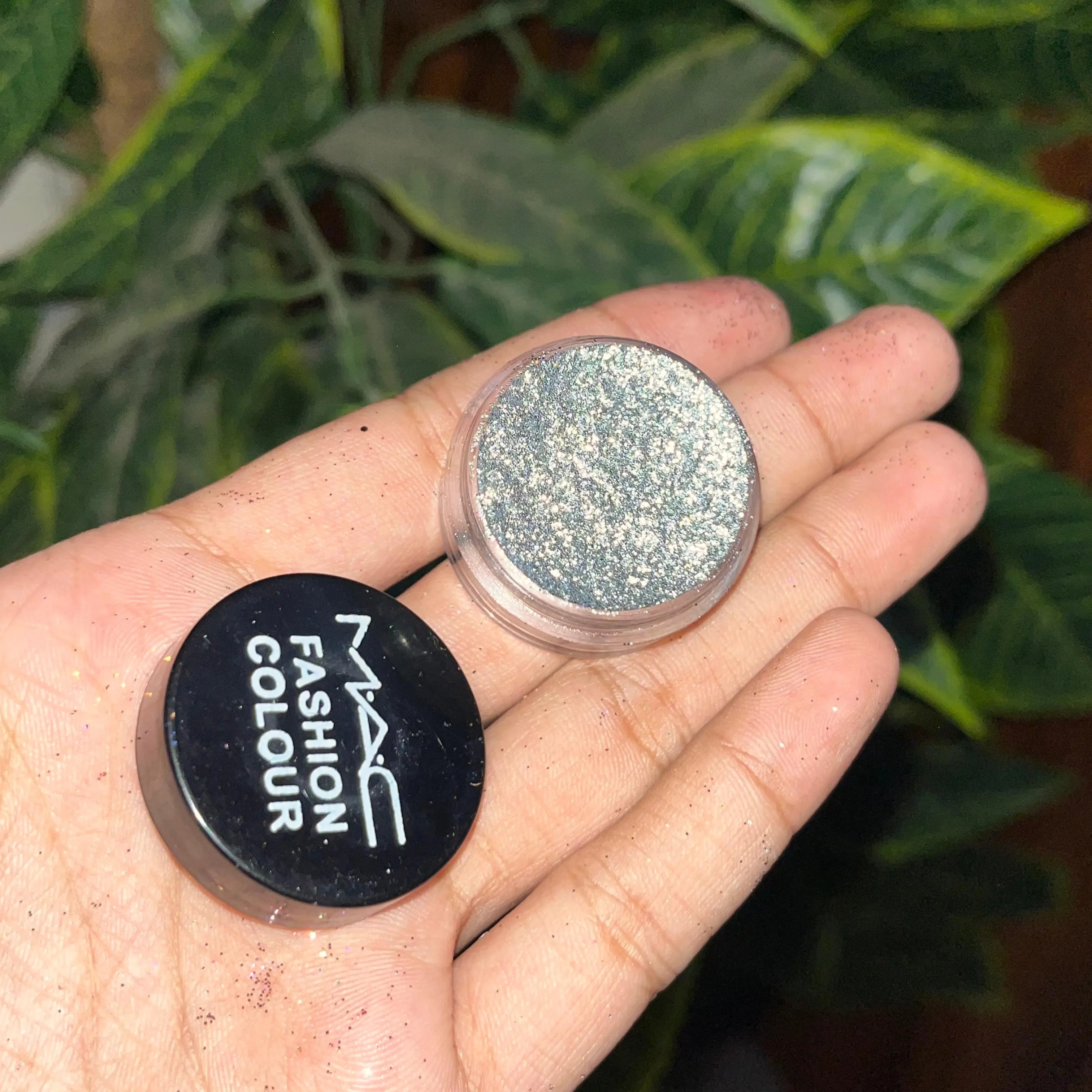 MAC Glitter Eyeshadow – Dazzling Sparkle & Intense Pigmentation