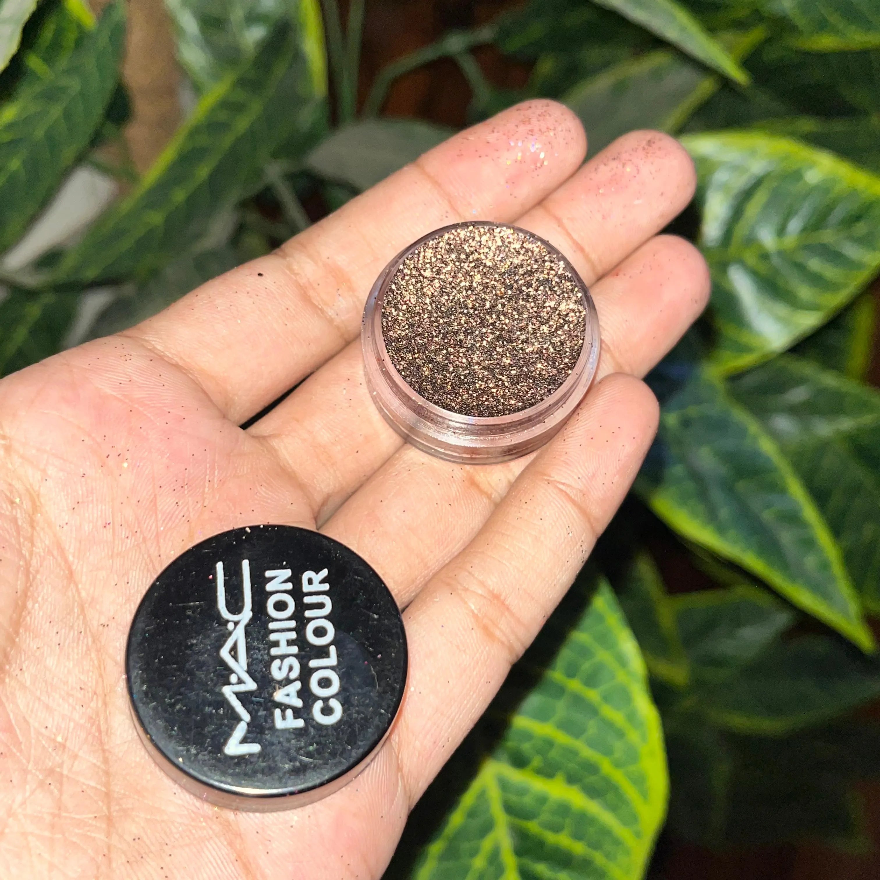 MAC Glitter Eyeshadow – Dazzling Sparkle & Intense Pigmentation