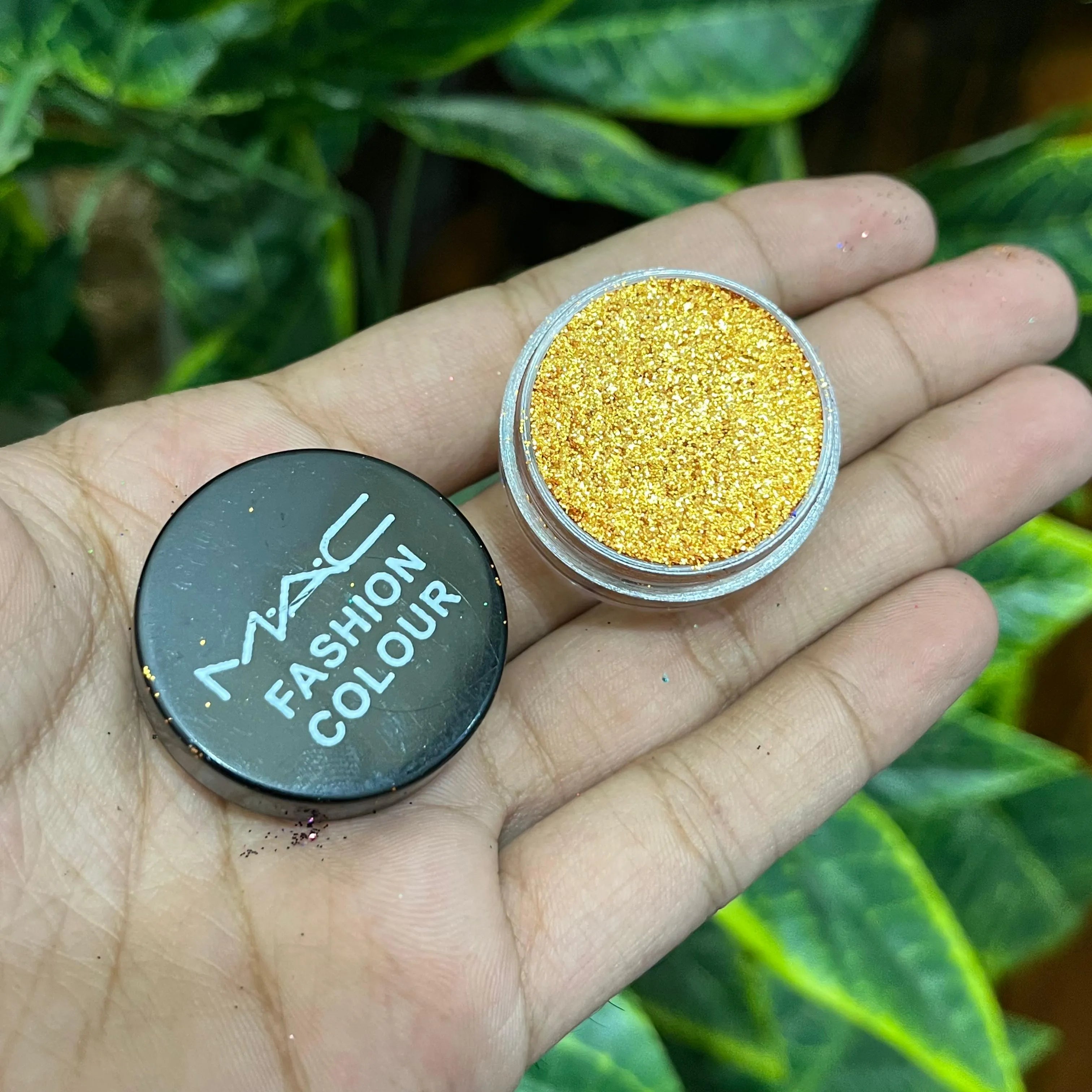 MAC Glitter Eyeshadow – Dazzling Sparkle & Intense Pigmentation