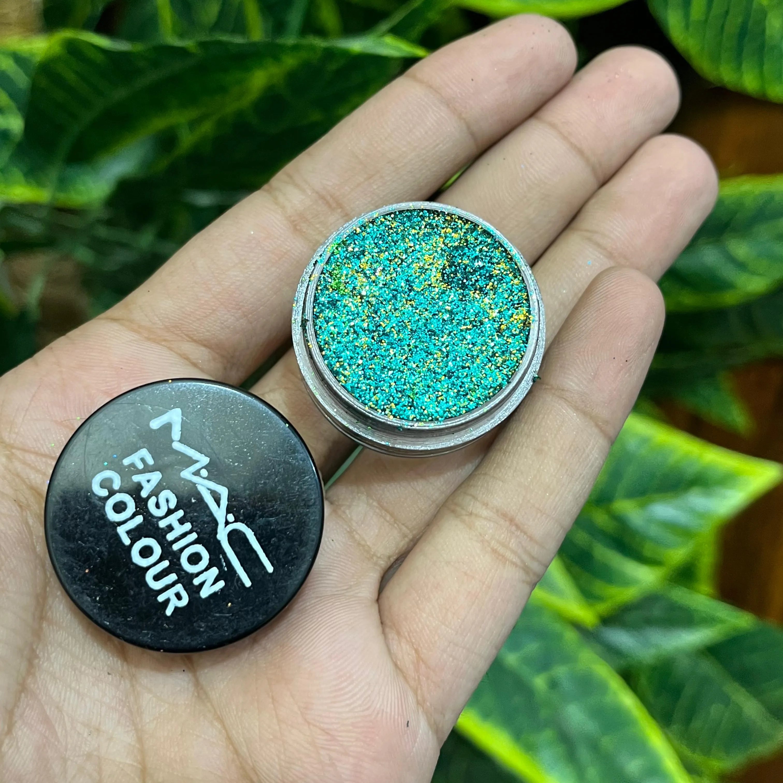 MAC Glitter Eyeshadow – Dazzling Sparkle & Intense Pigmentation