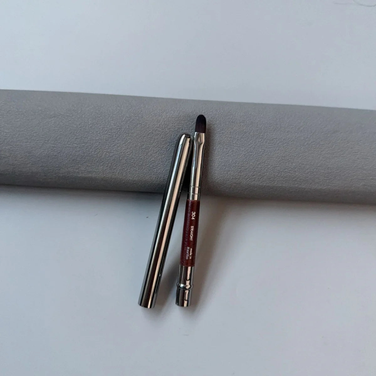 MUF304 Concealer Lip Brush with Wood Handle & Aluminium Tube