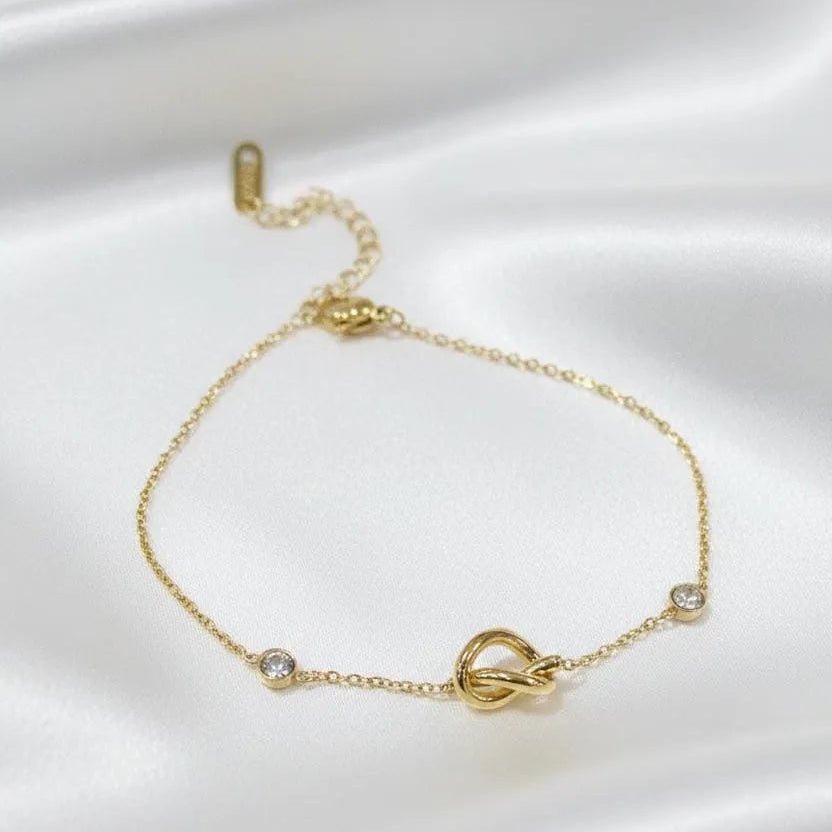 Gold Plated Chain Bracelet Featuring A Knot Motif
