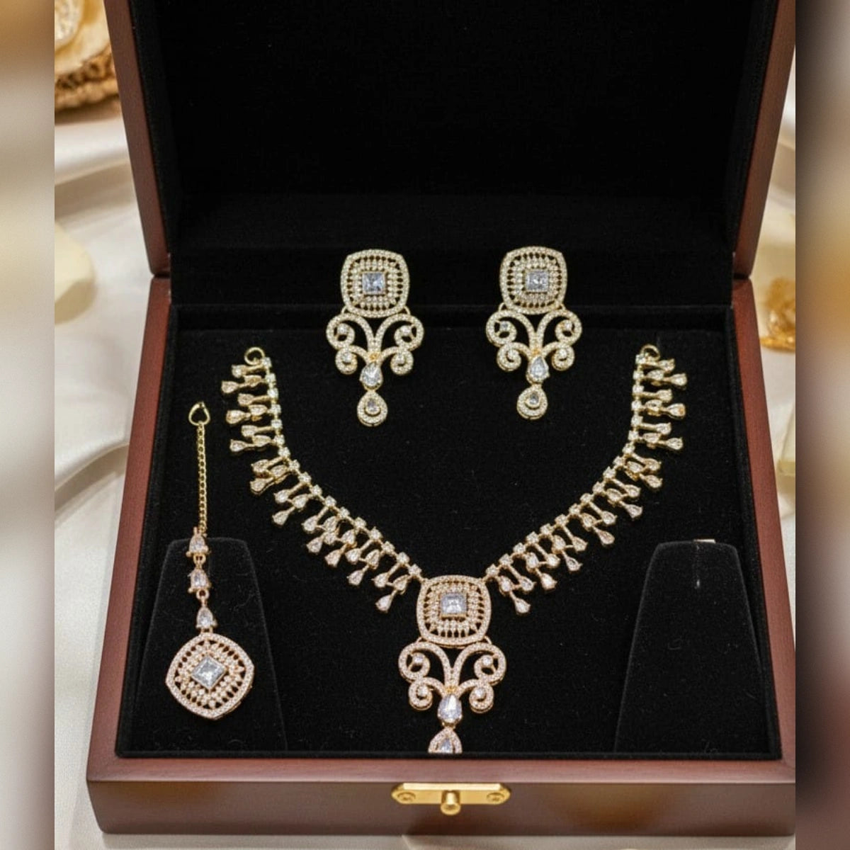 Elegant Zircon Necklace Set – Sparkling Sophistication