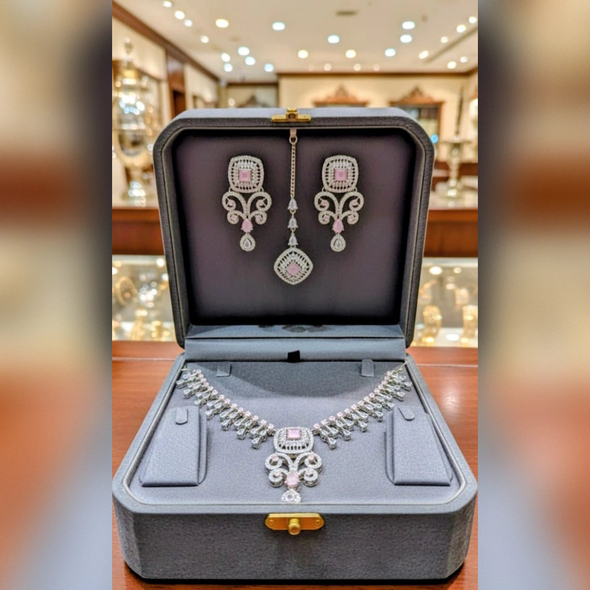 Elegant Zircon Necklace Set – Sparkling Sophistication