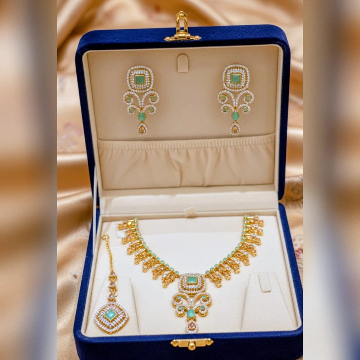 Elegant Zircon Necklace Set – Sparkling Sophistication