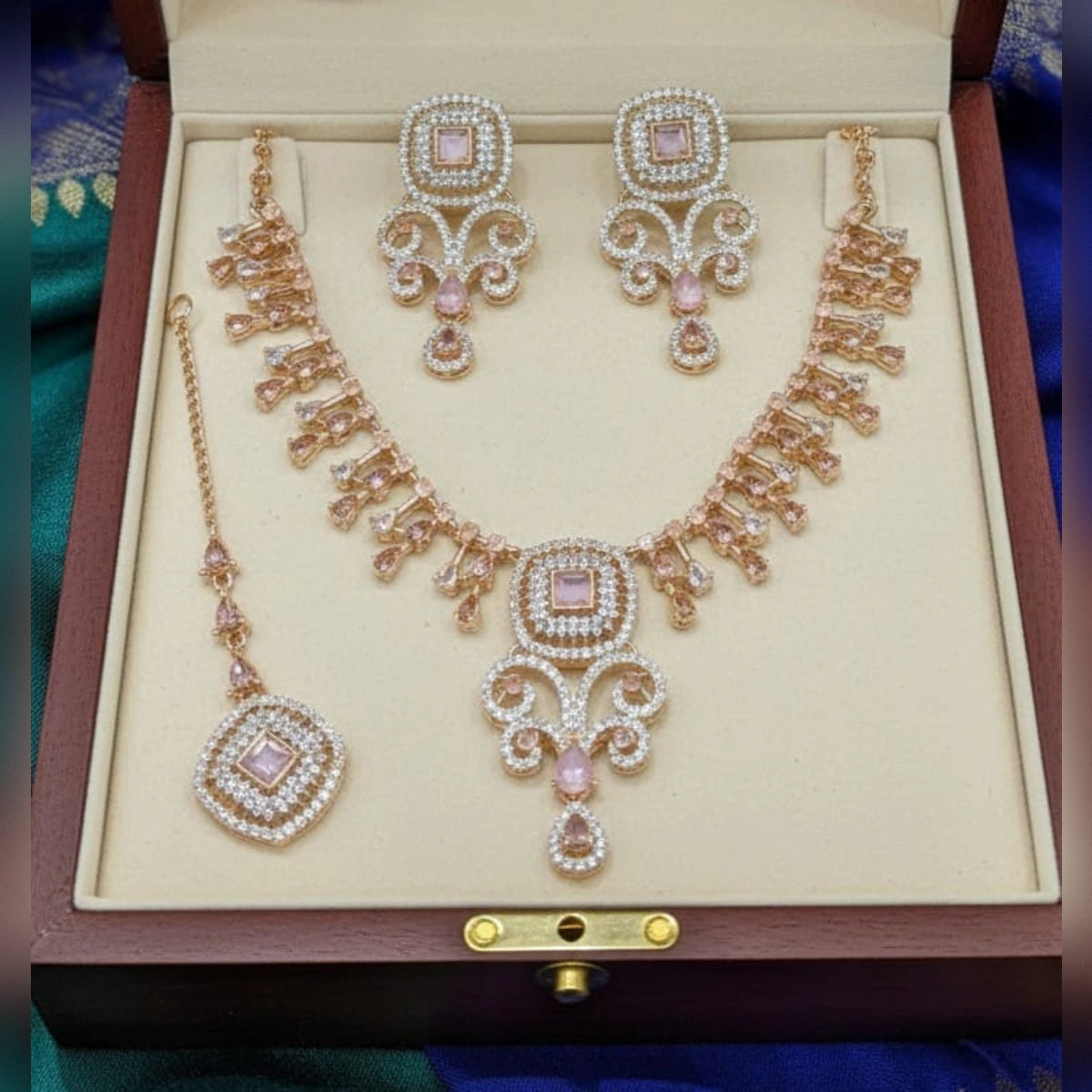 Elegant Zircon Necklace Set – Sparkling Sophistication